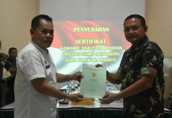 Dandim 0803/Madiun Letkol Inf Meina Helmi saat menerima sertifikat tanah aset TNI AD