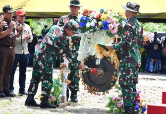 Pangdam I/BB Mayjen TNI Achmad Daniel Chardin saat menutup TMMD ke 115