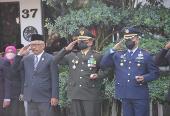 Dandim 0803/Madiun Letkol Inf Meina Helmi saat mengikuti upacara hari pahlawan 