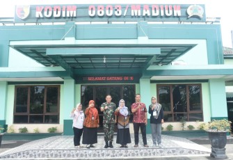 Dandim 0803/Madiun Letkol Inf Meina Helmi saat foto bersama