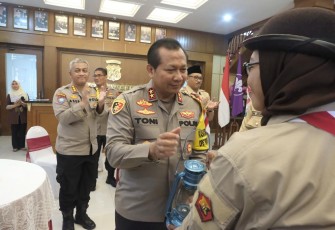 Kapolda Jatim Irjen Pol Toni Harmanto saat Lepas Kontingen Pramuka Saka Bhayangkara