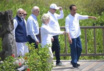 Presiden Joko Widodo (kanan) bersama pemimpin negara G20 dan organisasi internasional bersiap menanam mangrove dalam rangkaian kegiatan Konferensi Tingkat Tinggi (KTT) G20 di Taman Hutan Raya (Tahura) Ngurah Rai, Denpasar, Bali, Rabu (16/11/2022). ANTARA FOTO/Media Center G20 Indonesia/Galih Pradipta/nym.