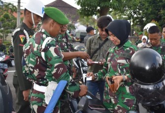 Pemeriksaan kelengkapan surat kendaraan prajurit Korem 081/DSJ