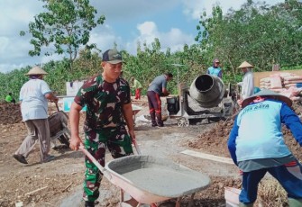 Gotong-royong bangun jalan di wilayah desa binaan