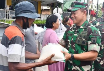Danrem 081/DSJ Kolonel Inf Deni Rejeki saat memberikan bantuan sembako 