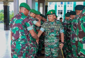 Pangdam I/BB Mayjen TNI Achmad Daniel Chardin saat menyalami prajuritnya 