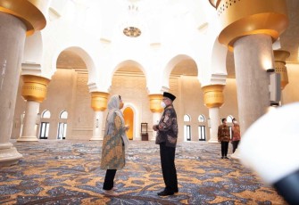 Puan Maharani saat mengunjungi Masjid Sheikh Zayed 