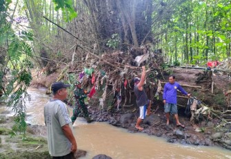 Pembersihan aliran sungai pasca banjir