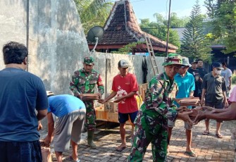 Gotong royong renovasi mushola