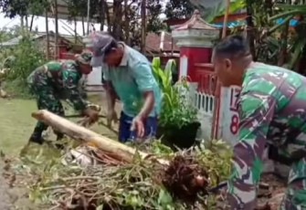 Kerja bakti bersihkan lingkungan bersama warga. Rabu (27/4/2022)