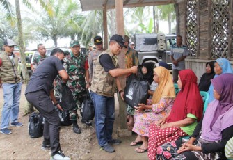 Danrem 081/DSJ Kolonel Inf Deni Rejeki saat memberikan baksos warga