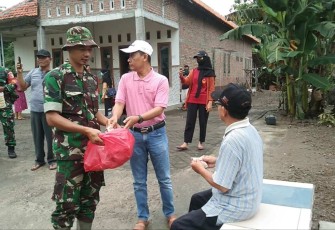 Bagikan nasi bungkus warga terdampak banjir