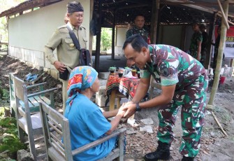 Dandim 0805/Ngawi Letkol Inf Adi Wirawan saat rehab rumah ibu Rubini