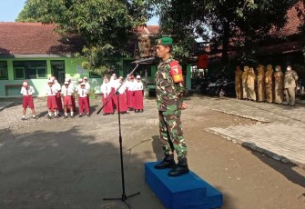 Sertu Budi saat Irup di SDN Prandon 2