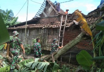 Kerja bakti perbaiki rumah warga binaan