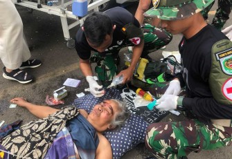 Prajurit Kodam III/Siliwangi Bantu Korban Gempa Cianjur 
