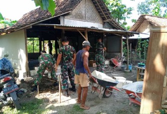 Gotong royong bangun rumah warga binaan 