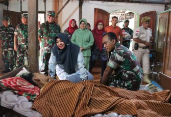 Dandim 0805/Ngawi Letkol Inf Adi Wirawan besuk anggotanya yang sakit