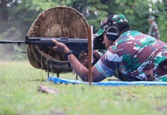 Dandim 0805/Ngawi Letkol Inf Adi Wirawan saat latihan menembak 