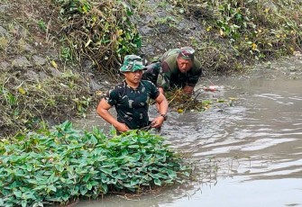 Pembersihan sungai prajurit Kodim 0803/Madiun