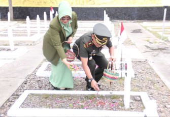 Dandim 0803/Madiun Letkol Inf Meina Helmi saat ziarah dan tabur bunga jelang HUT Ke-59 Korem 081