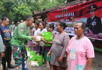 Dandim 0805/Ngawi Letkol Inf Adi Wirawan saat memberikan paket sembako warga 