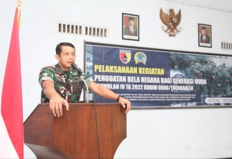 Dandim 0806/Trenggalek Letkol Kav Peddy Adi Prasetyo saat memberikan materi bela negara 