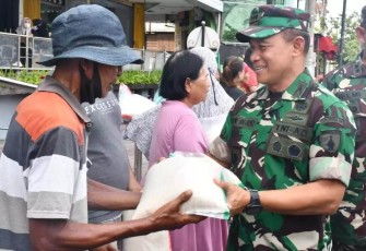 Danrem 081/DSJ Kolonel Inf Deni Rejeki memberikan bantuan ke masyarakat 