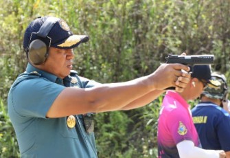Kepala Staf Koarmada III Laksamana Pertama TNI Rudhi Aviantara saat latihan menembak