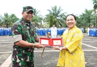 Danrem 023 KS Kolonel Inf Dodi Triwinarto saat memberikan cenderamata 