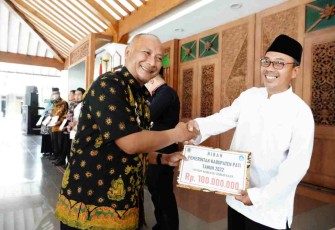 Pj Bupati Pati serahkan bantuan dana hibah Pemkab Pati