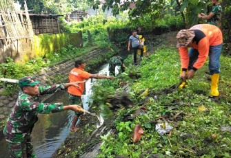 Karya bakti bersihkan lingkungan 