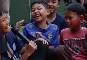 Anak-anak korban gempa Cianjur saat bernyanyi bersama