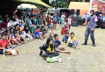 Tim Trauma Healing TNI AL bersama korban gempa Cianjur 