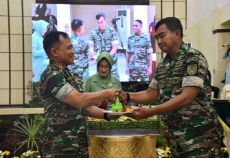 Danrem 081/DSJ Kolonel Inf Deni Rejeki saat memberikan nasi tumpeng HUT Korem 081/FSJ