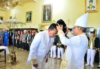 Kasal Laksamana TNI Yudo Margono saat penganugerahan gelar penguasa laut dari Sultan Tidore