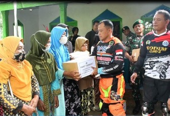 Danrem 081/DSJ Kolonel Inf Deni Rejeki memberikan bantuan sembako warga 