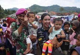 Senyum ceria anak-anak di lokasi bencana Cianju