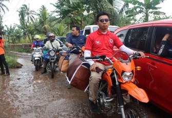 Petugas BNPB distribusikan bantuan untuk korban gempa Cianjur 