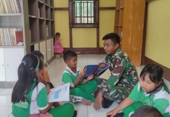 Gemar membaca anak perbatasan di perpustakaan sekolah