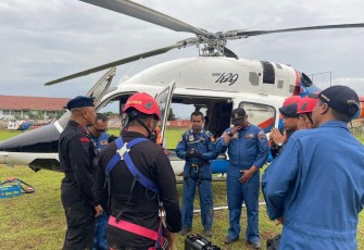 Helikopter Brimob Polri menyisir lokasi desa terisolir pasca gempa Cianjur 