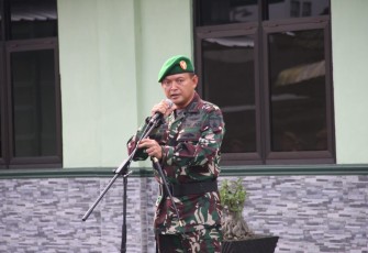 Dandim 0803/Madiun Letkol Inf Meina Helmi saat pengarahan 