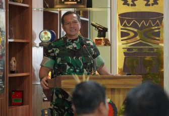 Pangkogabwilhan III Letjen TNI I Nyoman Cantiasa saat memberikan pengarahan 