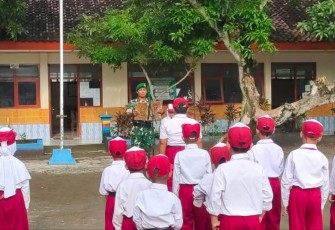 Serma Imam saat pimpin upacara bendera 