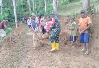 Karya bakti pelebaran jalan desa binaan