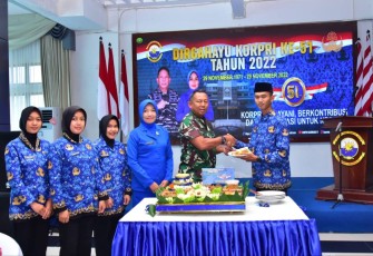 Pangkoarmada III Laksamana Muda TNI Irvansyah saat memberikan nasi tumpeng syukuran HUT Korpri ke 51. Selasa (29/11)