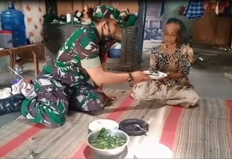 Warga mencicipi masakan Babinsa