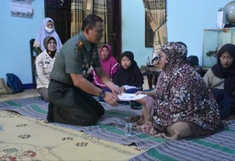 Dandim 0803/Madiun Letkol Inf Meina Helmi saat takziah di rumah duka