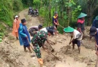 Bersihkan material longsor bersama warga binaan