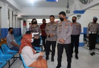 Kapolrestabes Medan Kombes Valentino Alfa Tatareda berdialog dengan masyarakat pemohon SIM 